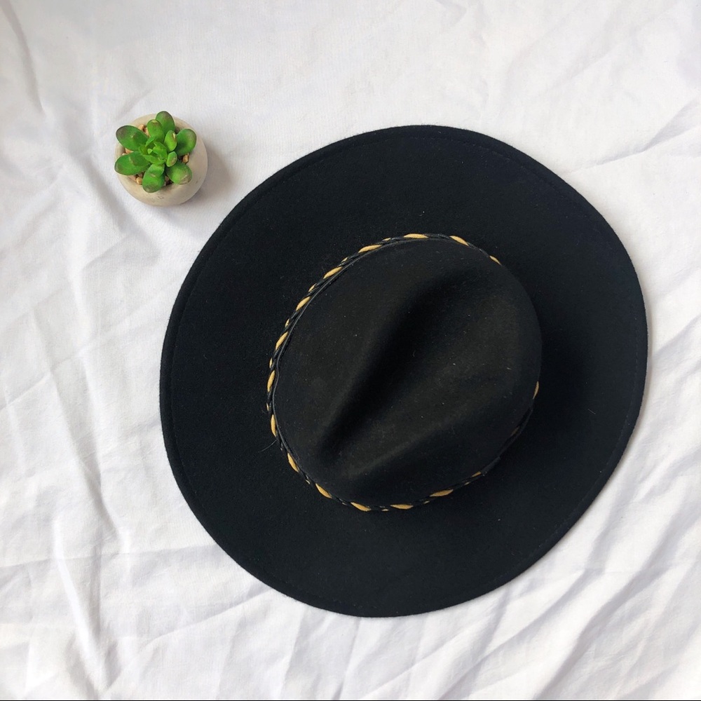 WIDE BRIM HAT
